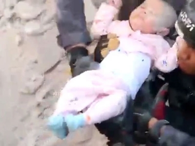 Bé gái 4 tháng tuổi sống sót thần kỳ trong đống đổ nát của tòa nhà 4 tầng bị sập