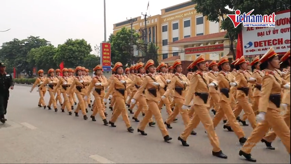 Nữ cảnh sát rung động trước tình cảm nồng nhiệt của người dân Điện Biên