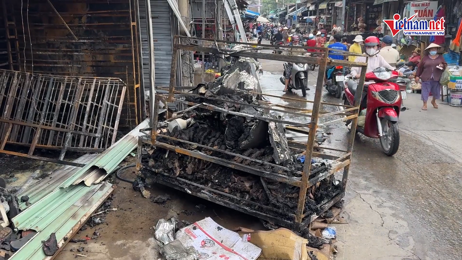 Đồng Nai: Cháy lớn kèm tiếng nổ tại 2 gian hàng trước nhà văn hóa khu phố