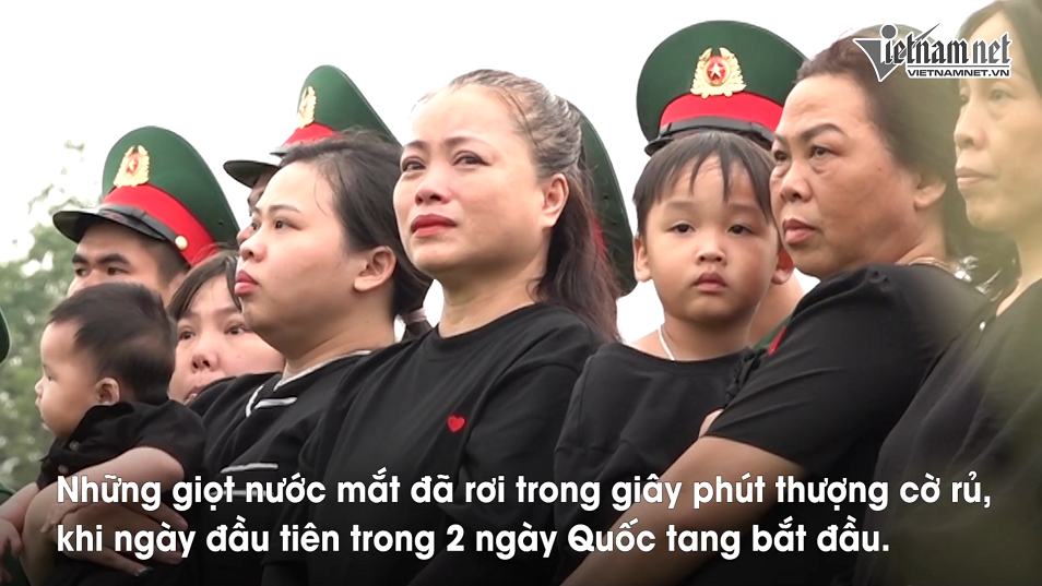 Người dân khóc nghẹn tại lễ thượng cờ rủ Quốc tang Tổng Bí thư Nguyễn Phú Trọng