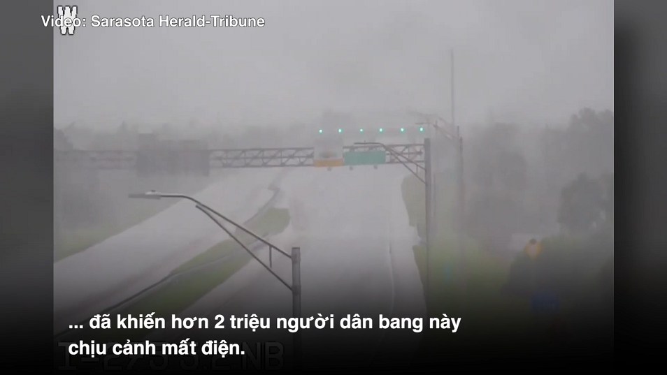 Hình ảnh sức tàn phá khủng khiếp của bão Milton khi quét qua bang Florida, Mỹ