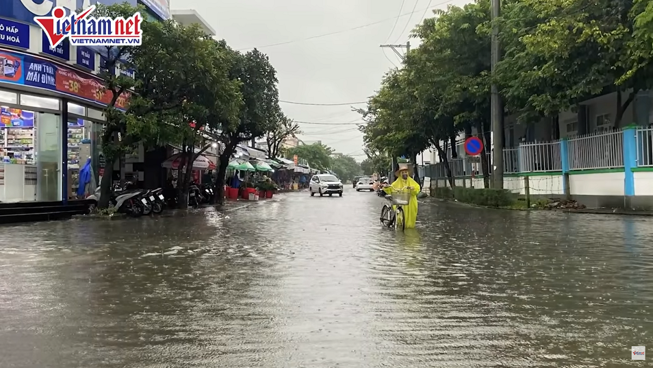 Nước chảy ào ạt như thác đổ ở Cù Lao Chàm, đường xá ngập sâu chia cắt 2 huyện ở Quảng Nam