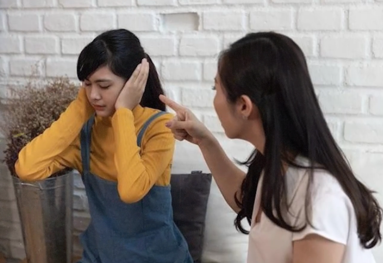 Chết lặng khi phát hiện con gái 15 tuổi có bạn trai lớn hơn cả chục tuổi