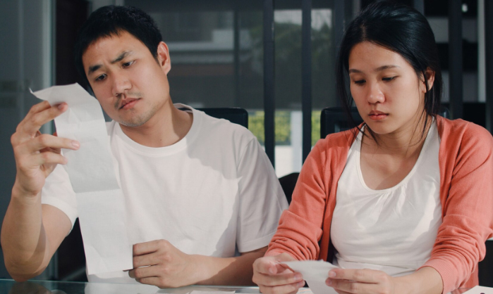 Cầm 30 triệu đồng mỗi tháng, vợ vẫn nói mình không bằng giúp việc nhà hàng xóm