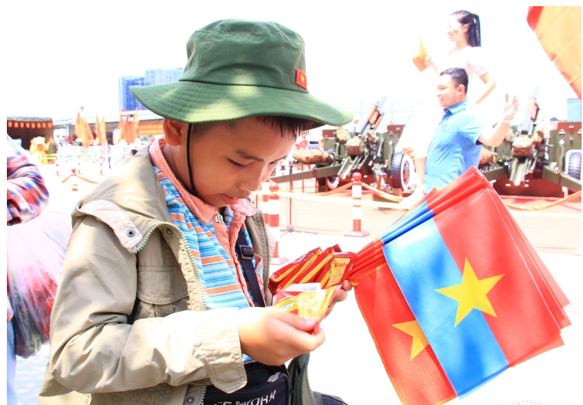 Cậu bé nghèo xin mẹ đến bến Bạch Đằng vừa bán hàng vừa thỏa ước mơ
