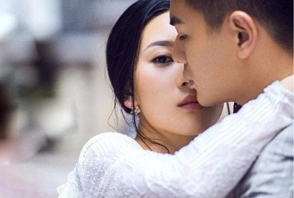 Bắt gặp nữ đồng nghiệp hôn má chồng mình