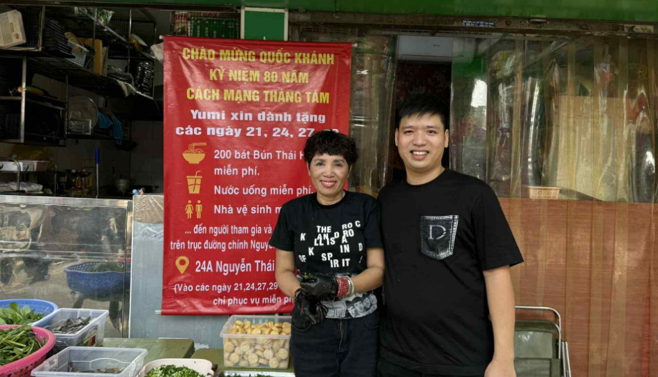 Nấu 200 bát bún tặng bà con xem duyệt diễu binh