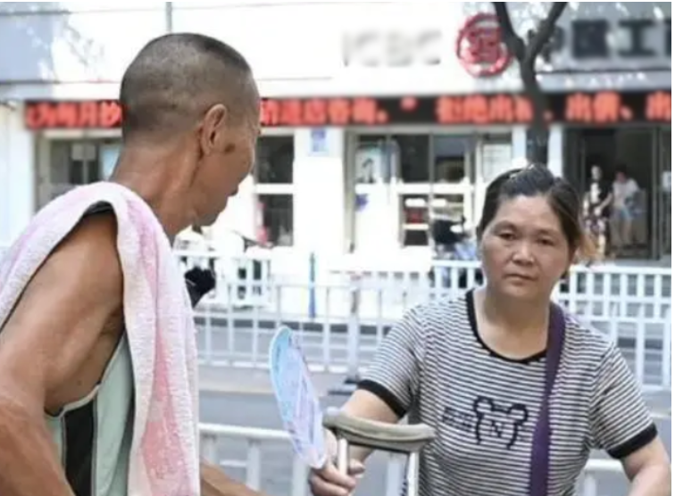 Chồng 62 tuổi làm nghề khuân vác chăm vợ ốm, 30 năm không rời xa Chồng 62 tuổi làm nghề khuân vác chăm vợ ốm, 30 năm không rời xa