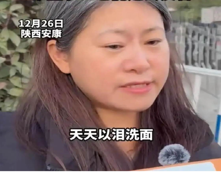 Người phụ nữ 'bạc tóc sau một đêm' vì phát hiện chồng ngoại tình với bạn thân Người phụ nữ 'bạc tóc sau một đêm' vì phát hiện chồng ngoại tình với bạn thân