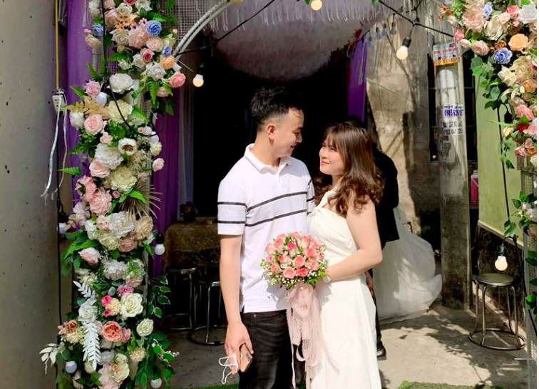 Đám cưới cặp đôi nhà đối diện ở Hà Nội, khách được hỏi 'ăn cỗ nhà nào' Đám cưới cặp đôi nhà đối diện ở Hà Nội, khách được hỏi 'ăn cỗ nhà nào'