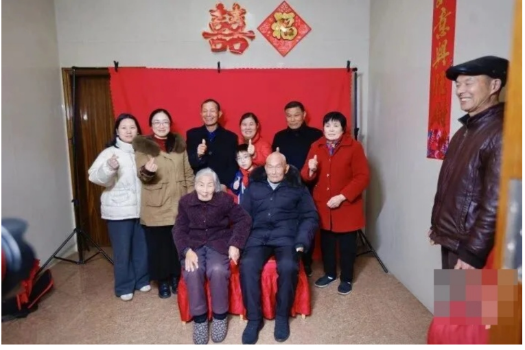 Vợ chồng 102 tuổi sinh cùng ngày, tháng, năm: Con cái tiết lộ bí quyết sống thọ