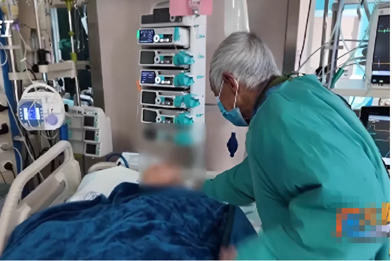 Cụ ông 81 tuổi đi 12 tiếng mỗi ngày chỉ để nắm tay vợ 30 phút