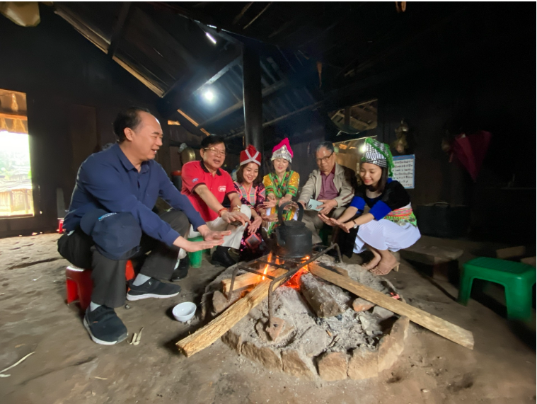 Tết năm ấy, mẹ đun nồi nước lá thơm lừng, cả nhà 'tắm tất niên'