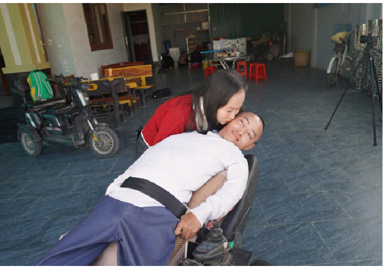 Người đàn ông 'cứng đơ như khúc gỗ' cưới vợ xinh, cả hôn trường bật khóc