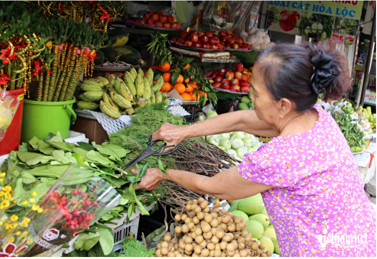 Nhiều người ở TPHCM tìm mua loại lá đặc biệt để ‘xả xui’, đón may mắn dịp Tết