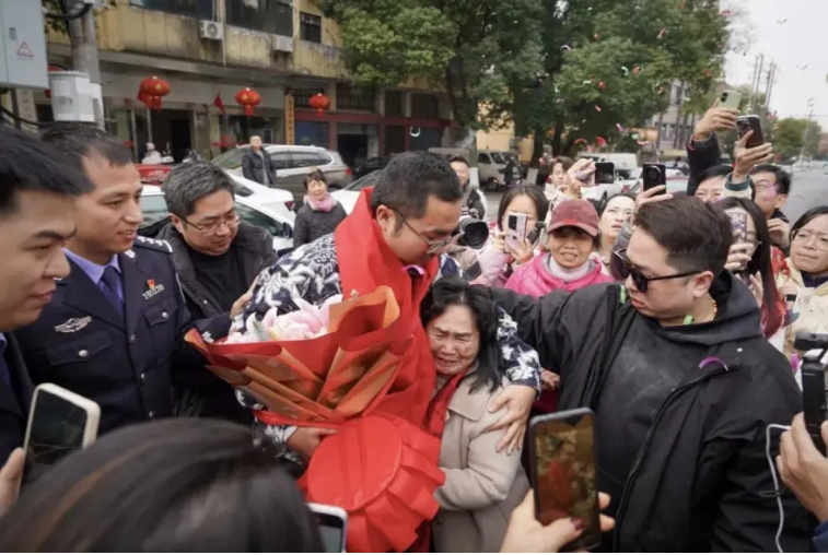 Để lạc con trai 5 tuổi trước quán ăn, bố mẹ mòn mỏi tìm suốt 36 năm