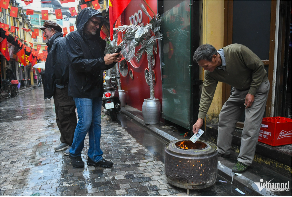 Người Hà Nội cúng ông Công ông Táo sớm, khách Tây tò mò xem cảnh lạ trên vỉa hè