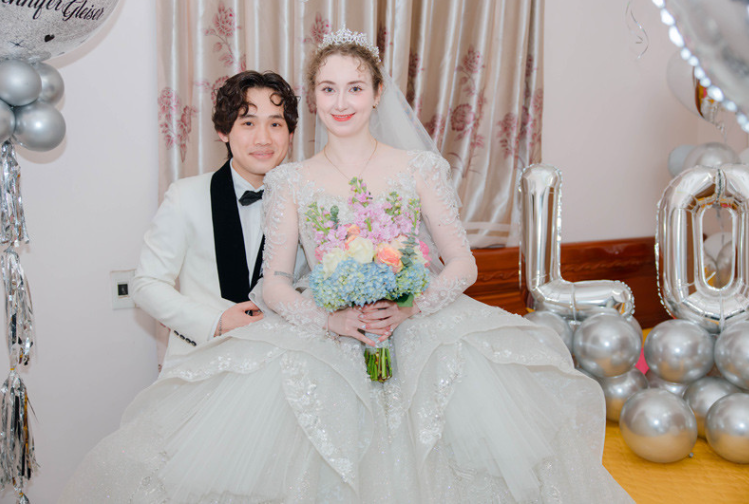 Chàng trai Hưng Yên cưới vợ Đức, 900 khách dự, cô dâu được cả xóm khen xinh