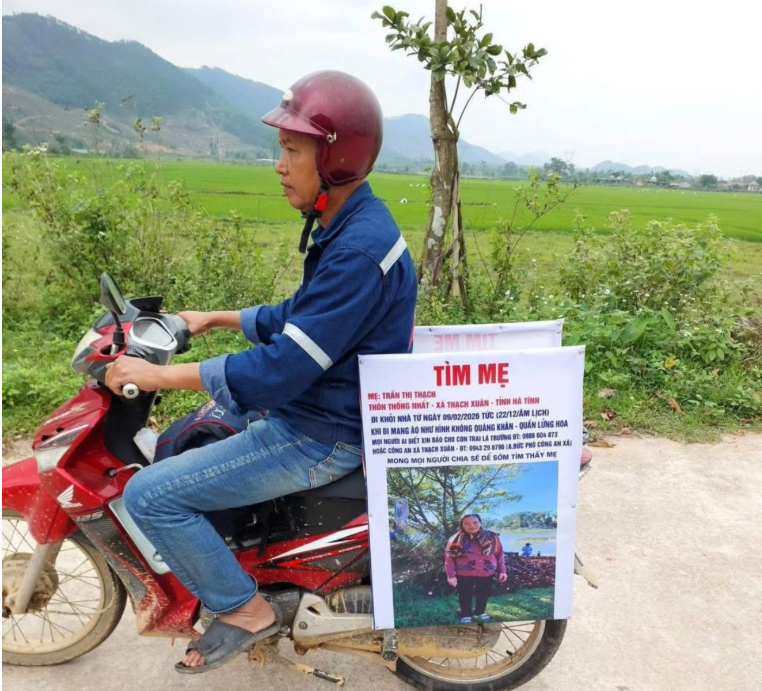 Mẹ về đón Tết rồi mất tích trong đêm, con dán thông báo lên xe, rong ruổi tìm Mẹ về đón Tết rồi mất tích trong đêm, con dán thông báo lên xe, rong ruổi tìm