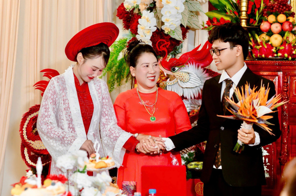 Cô dâu TPHCM làm đám cưới giống mẹ 25 năm trước, nhận quà chú rể tích cóp 4 năm