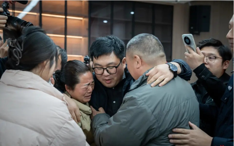 Vài phút gửi con cho người lạ, mẹ mất con suốt 37 năm, vỡ òa ngày đoàn tụ Vài phút gửi con cho người lạ, mẹ mất con suốt 37 năm, vỡ òa ngày đoàn tụ