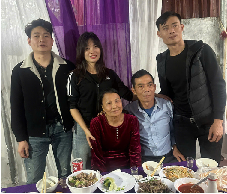 Cha U70 ở Thanh Hóa tái hôn sau 6 năm cô quạnh, con gái nghẹn ngào chúc phúc Cha U70 ở Thanh Hóa tái hôn sau 6 năm cô quạnh, con gái nghẹn ngào chúc phúc