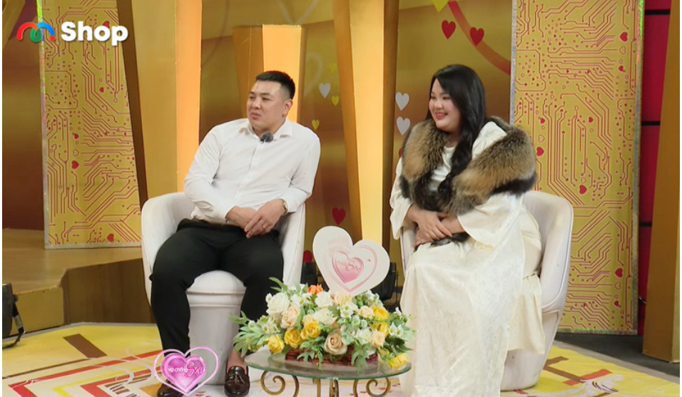 Cưới mẹ đơn thân, chú rể bị người lạ ném mắm tôm ngay trên sân khấu