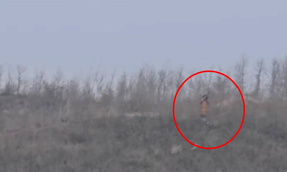 Ngồi trong máy bay, cô gái lặng người thấy mẹ đứng trên núi tiễn mình Ngồi trong máy bay, cô gái lặng người thấy mẹ đứng trên núi tiễn mình