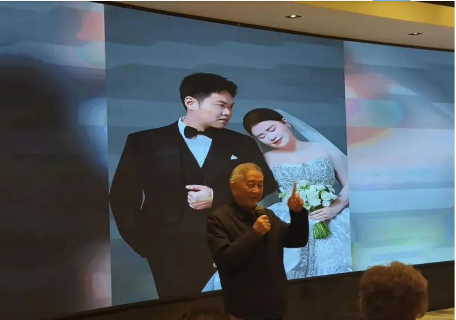 Cô dâu mồ côi được người xung quanh 'chống lưng' trong tiệc lại mặt