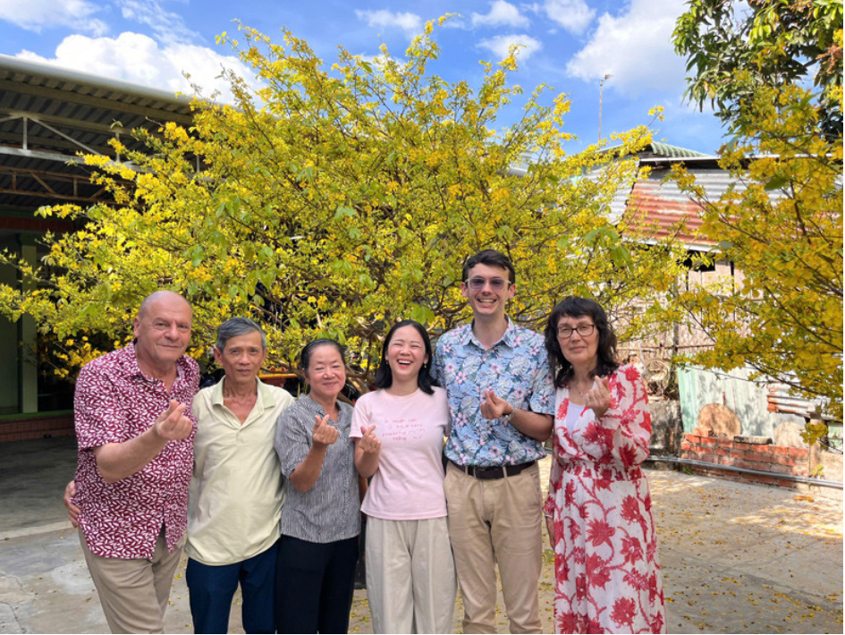 Về thăm con dâu Việt, bố mẹ chồng Pháp ở lại 2 tháng vì quý mến thông gia