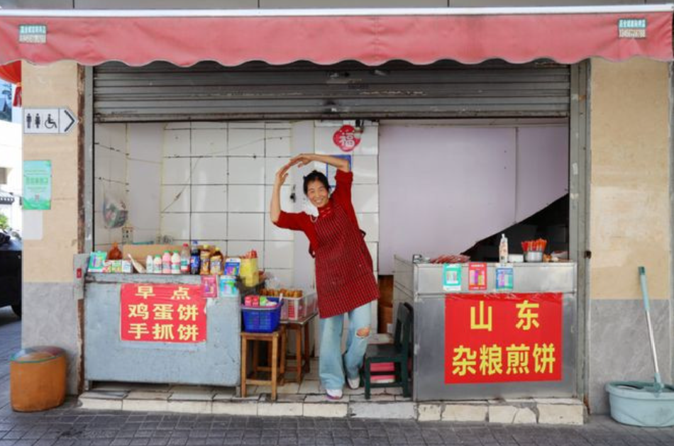 Người phụ nữ U60 nhảy múa trước quầy hàng 10m2 gây sốt mạng xã hội Người phụ nữ U60 nhảy múa trước quầy hàng 10m2 gây sốt mạng xã hội