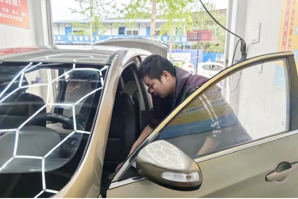 Thoát chết nhờ người lạ, người đàn ông mở tiệm rửa xe miễn phí để trả ơn Thoát chết nhờ người lạ, người đàn ông mở tiệm rửa xe miễn phí để trả ơn