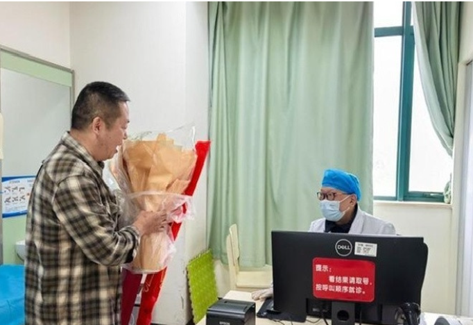 Người cha vượt đường xa tìm lại bác sĩ cứu con gái 30 năm trước để trả ơn