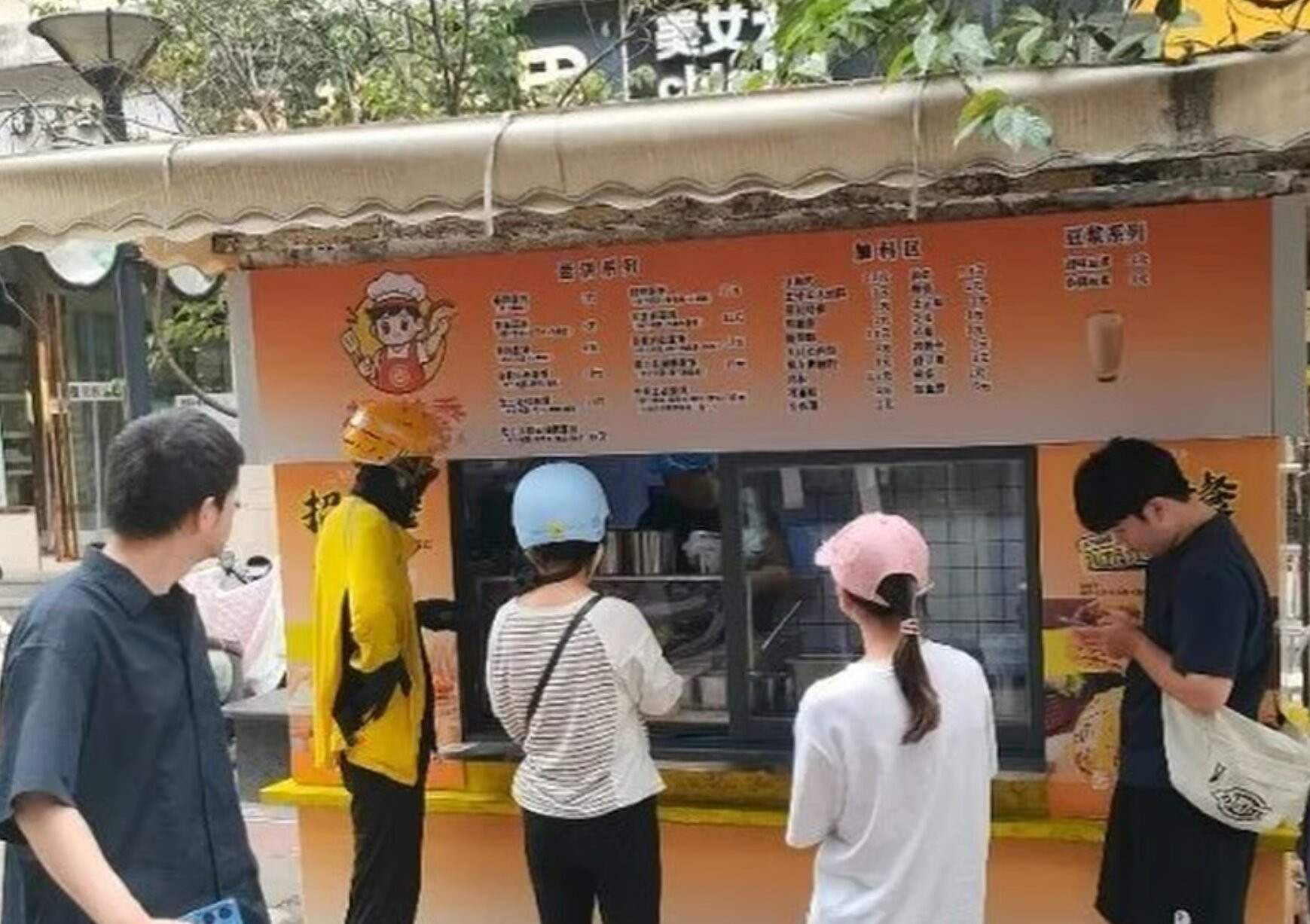Khách xếp hàng ủng hộ quán sau hành động tử tế tặng gần 400.000 đồng của ông chủ Khách xếp hàng ủng hộ quán sau hành động tử tế tặng gần 400.000 đồng của ông chủ