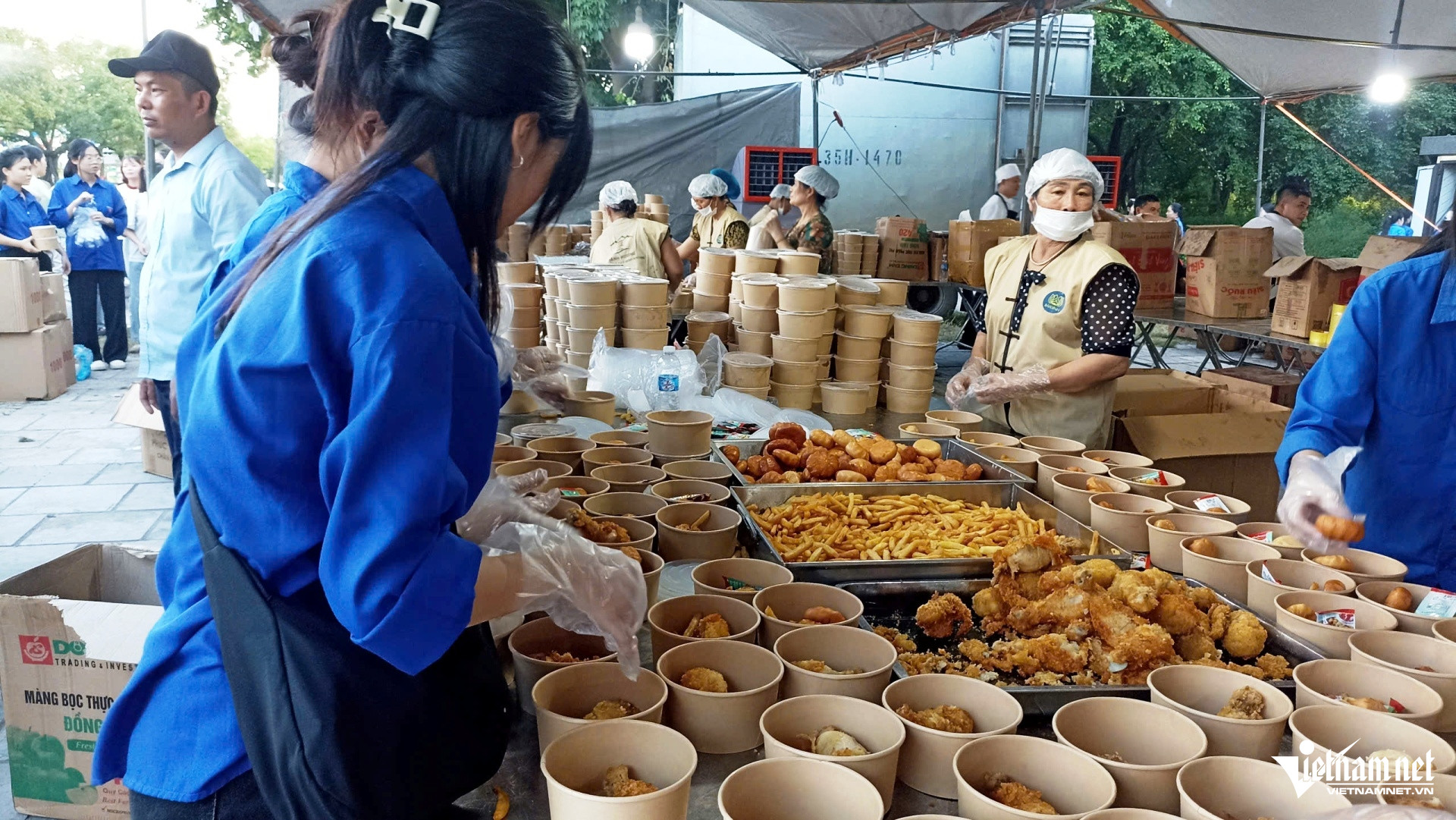 Buổi chiều khác lạ với thiếu nhi trước cổng tam quan ở Ninh Bình Buổi chiều khác lạ với thiếu nhi trước cổng tam quan ở Ninh Bình